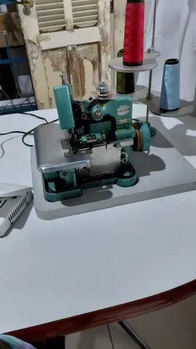 Máquina de costura overlock com base 