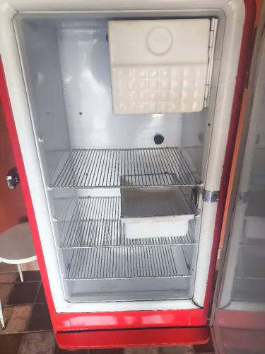 Geladeira vermelha Ferrari anos 50