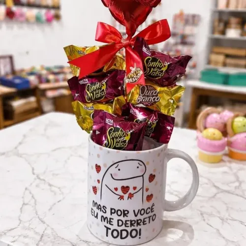 Buquê na caneca com chocolate