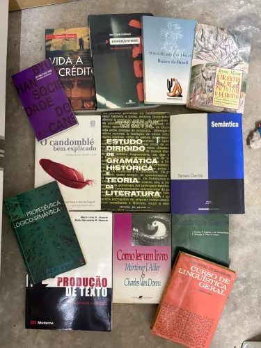 Livros de sociologia e linguística