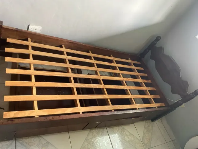 Cama de solteiro madeira pura com colchão