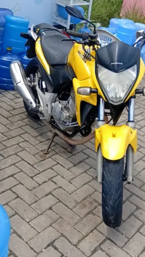 CB 300 impecável.