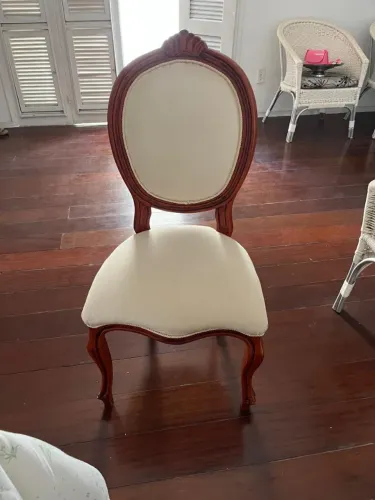 Vendo 6 cadeiras clássicas. Acolchoada. 2.200,00