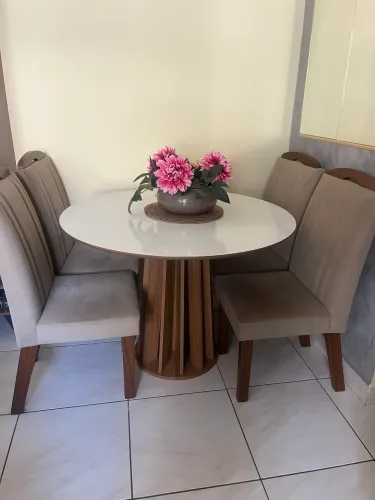 Vendo mesa com 4 cadeiras