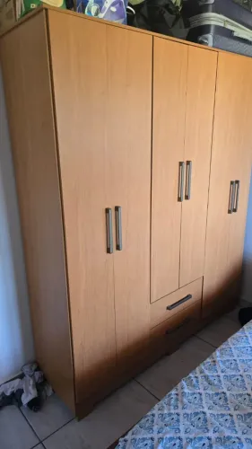 Guarda-roupas compacto cor amadeirado médio