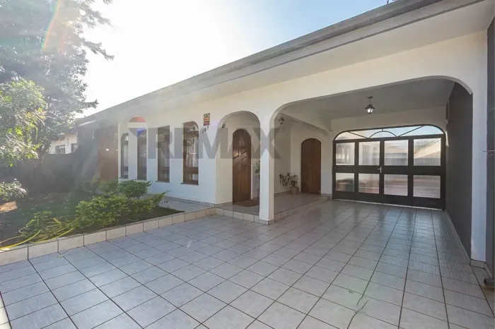 CASA TÉRREA COM 223m² NO JARDIM DAS AMÉRICAS CURITIBA/PR
