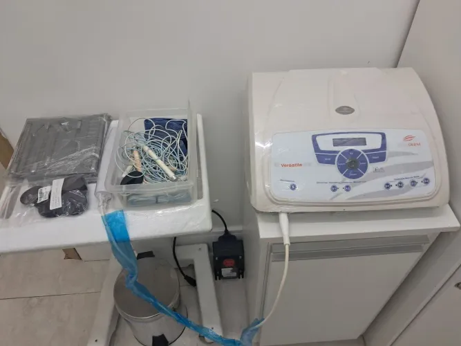 Equipamento Multifuncional de Eletroterapia Facial e Corporal