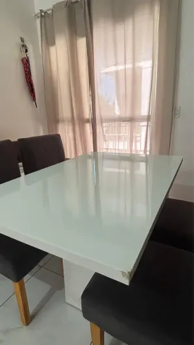Mesa com tampo de vidro