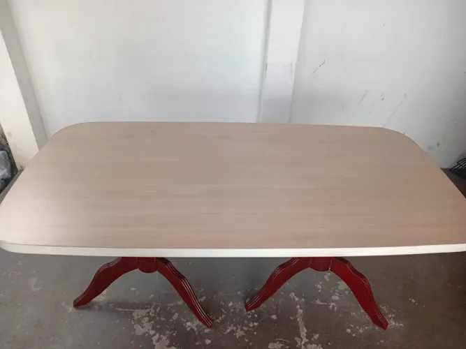 VENDE-SE UMA MESA