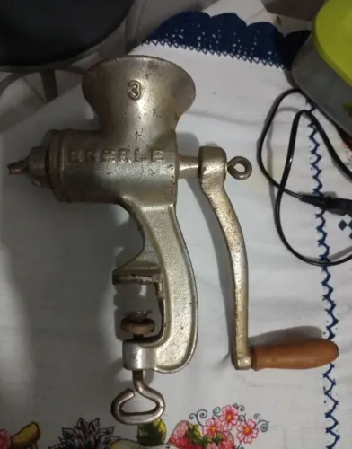 Vendo um moedor de carne antigo vintage cromado obs: (não entrego pela Olx só em mãos )
