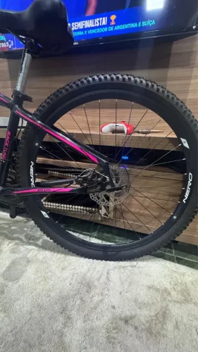 Bicicleta 21 marchas, aro 29, freio à disco, com nota fiscal, usada pouquíssimas vezes.