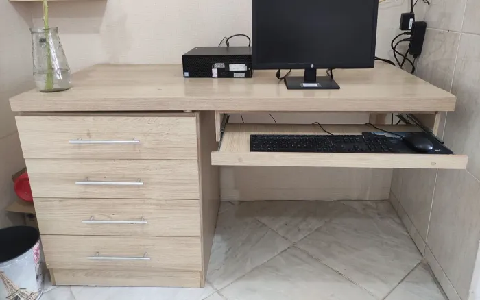 Mesa de escritório home office com gaveteiros todo emMDF