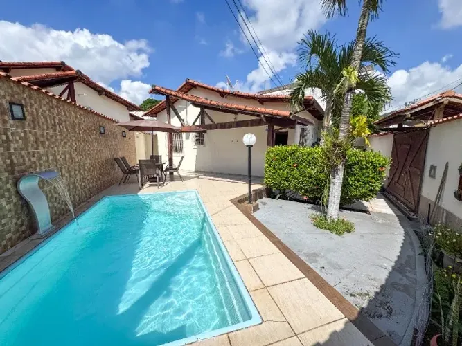 Casa linear no trevo de Maria Paula com 2 dormitórios à venda, 95 m² por R$ 550.000