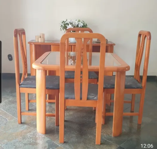Buffet + mesa quadrada com 4 cadeiras