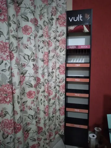 Vendo expositora de maquiagem da vult em estado zero