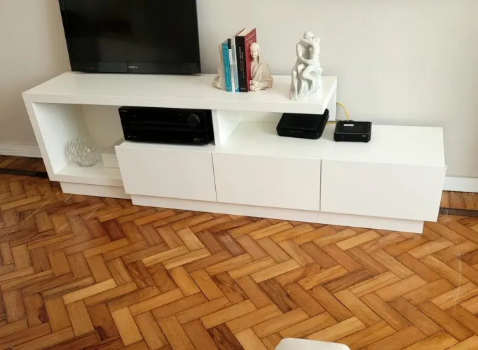Lindo Rack branco de Laca semi-novo com 3 meses de uso medida 2 metros. Ótima qualidade 