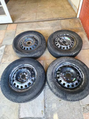 Rodas Fiat Uno com pneus