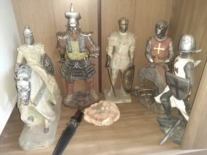 Estatuetas em resina de 35 a 40 cm.