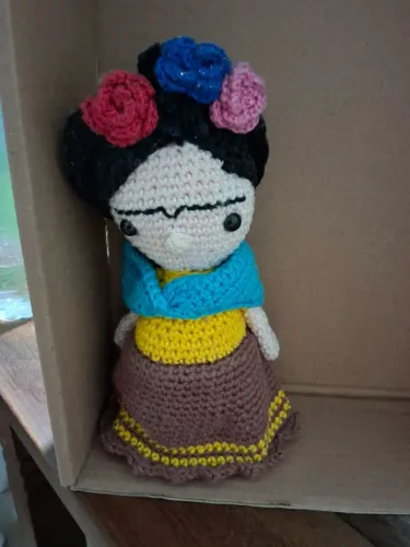 Boneca amigurumi da Frida Kahlo, feita à mão com técnica de crochê