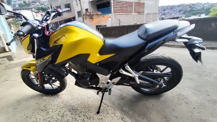 CB 300F com apenas 8 mil km abaixo da tabela