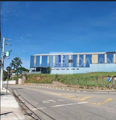 Terreno de esquina em rua movimentada de acesso à grande expansão urbana , 1361 ms2 , à ve