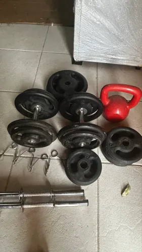 anilhas 84kg + banco +barras