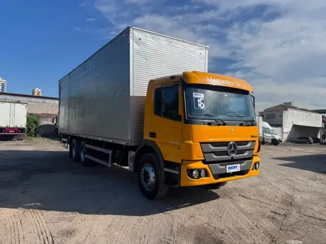 M Benz Atego 2430 6x2 ano 2016 Bau 8,70 X 2.85 com plataforma 