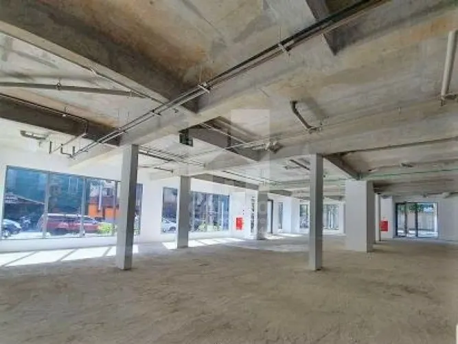 Loja em Moema esquina, com 600 m² de área útil, proximo do Shopping Ibirapuera, em baixo d