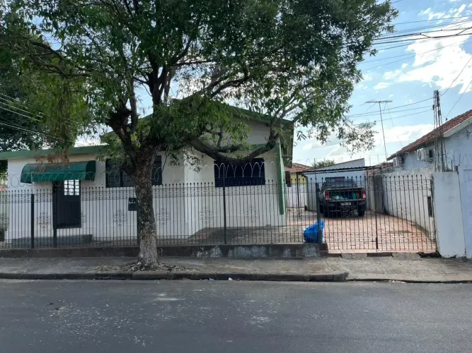 Casa para venda possui 350 metros quadrados com 3 quartos em São Vicente - Araçatuba - São
