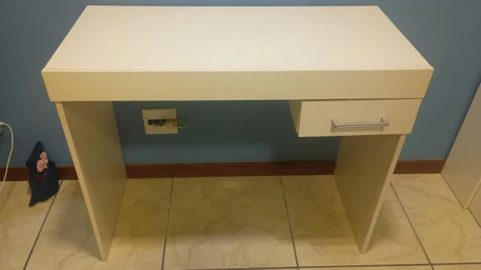 Mesa de escritório com gaveta