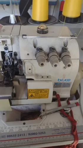 Máquina overlock 