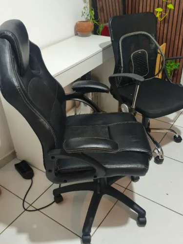 Combo de mesa e duas cadeiras.