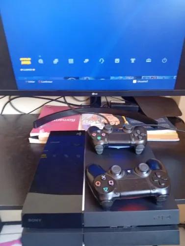PS 4 DESTRAVADO COM 2 CONTROLES E LOJA LIBERADA COM TODOS OS JOGOS E GARANTIA