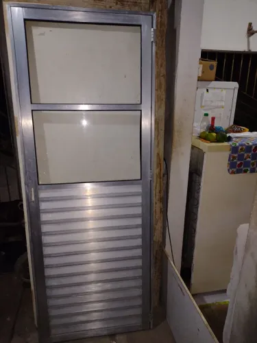 Vendo porta de alumínio e vidro!...375 RS.
