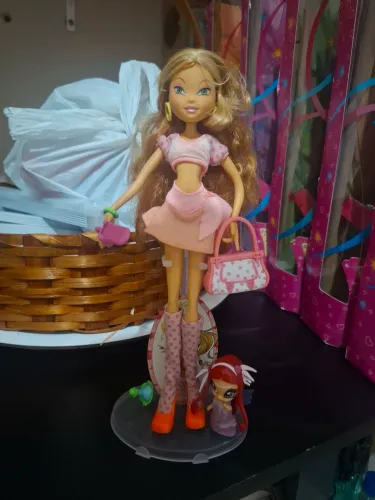 Winx Flora School Girl
