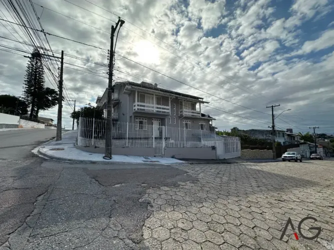 Casa para venda possui 320 m² com 4 quartos em Coloninha - Florianópolis - SC