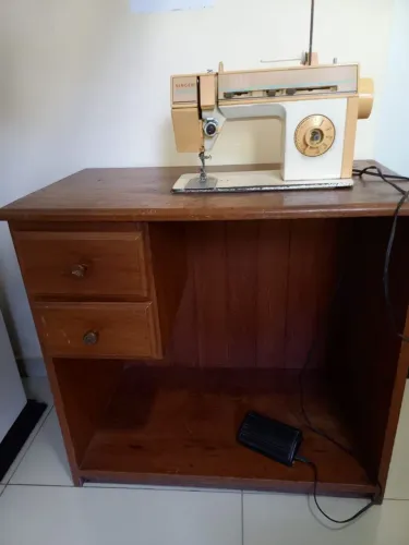 Maquina de costura com gabinete em madeira de lei