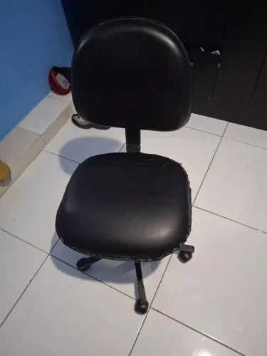 Cadeira de escritório Semi-nova.