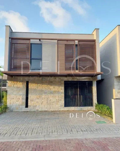 Casa Alto Padrão em Condomínio | 4 Suítes, Piscina e Área Gourmet/Pronta para Morar
