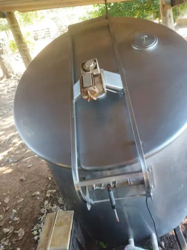 RESFRIADOR DE LEITE com capacidade para 1.100 litros