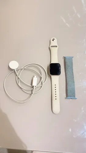 Apple Watch SE GPS ? Caixa estelar de alumínio - 40 mm ? Pulseira esportiva estelar