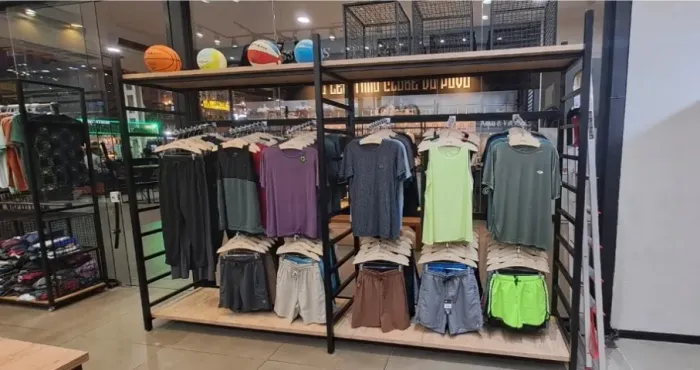 Arara de roupas para loja
