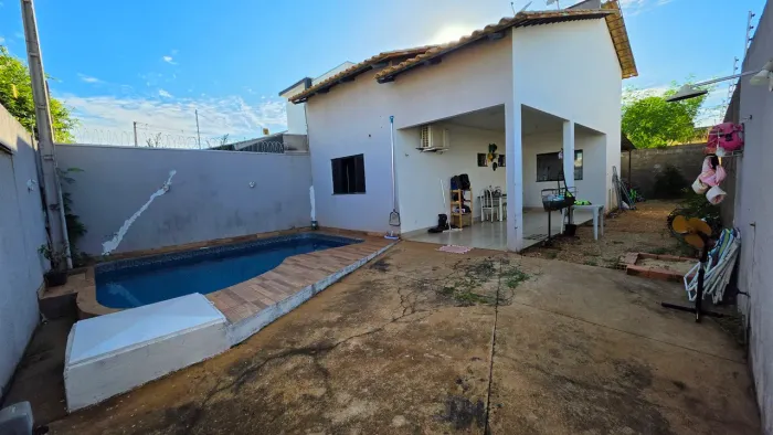 Casa so no lote com piscina sendo 1 suíte 