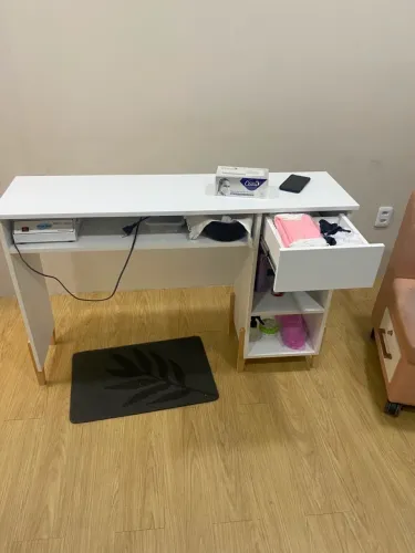 Mesa de manicure e expositor de esmalte.