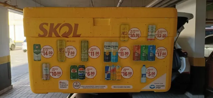 Caixa de isopor bebidas com guarda sol