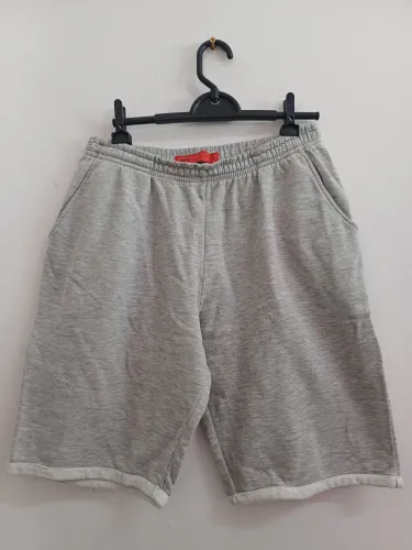 Bermuda de moletom Hangar 33, G, veste 42.