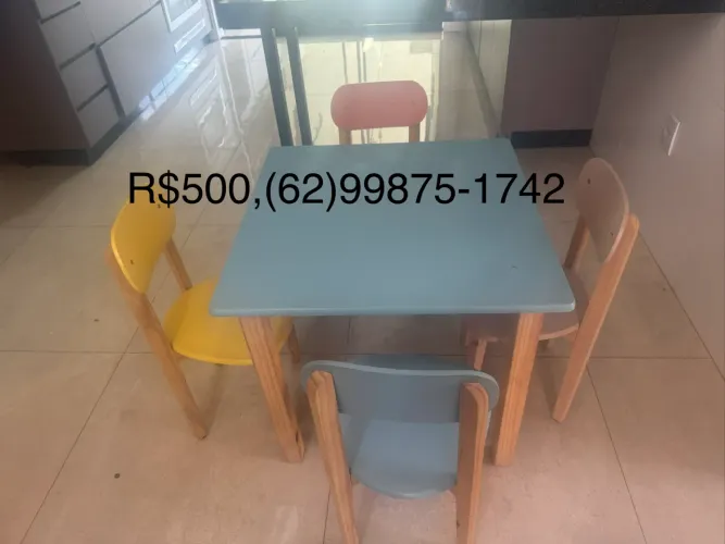 Mesa infantil com 4 cadeiras