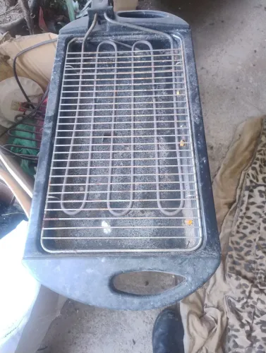 Churrasqueira elétrica Semi nova $80 retirar em Jaconé