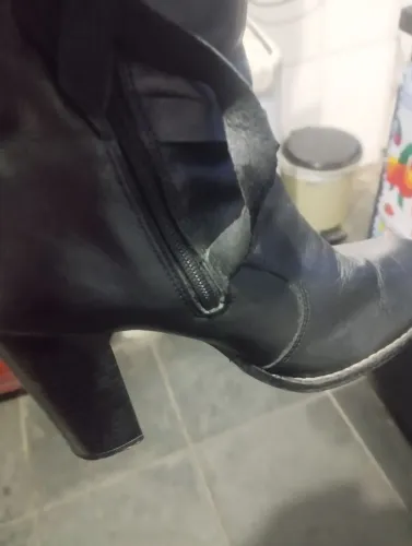 Estou vendendo uma bota de couro condições boa número 38 