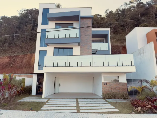 Casa Triplex em Condomínio Fechado com 3 Suítes, Elevador e Espaço Gourmet